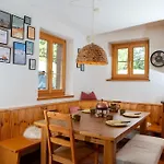 Charming Ski-in Ski-out Mountain Hut Nyaraló