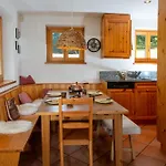 Charming Ski-in Ski-out Mountain Hut Nyaraló