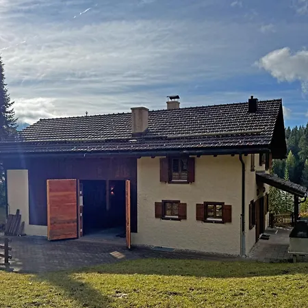 Charming Ski-in Ski-out Mountain Hut Lenzerheide